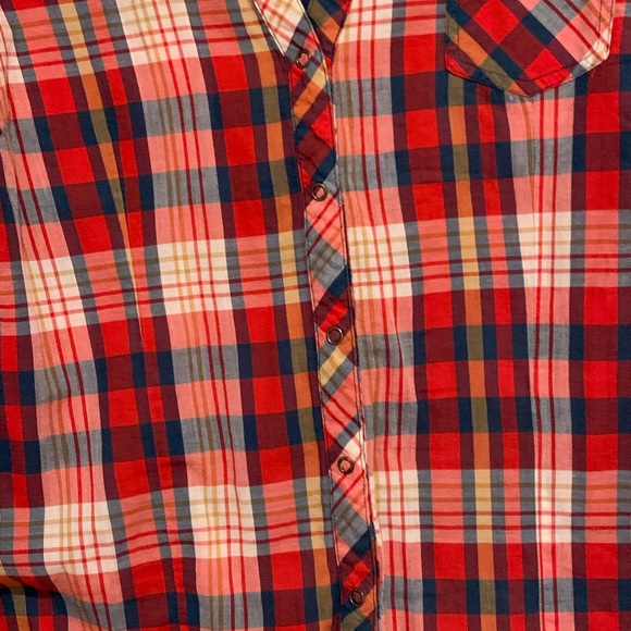 🌿 DELIA’S plaid snap front top. - Picture 2 of 3